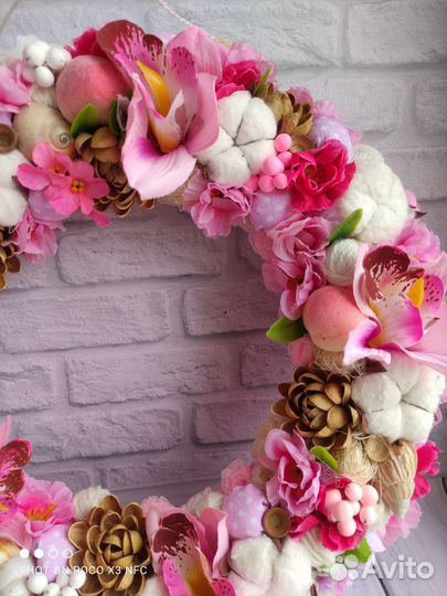 Нежный венок на дверь