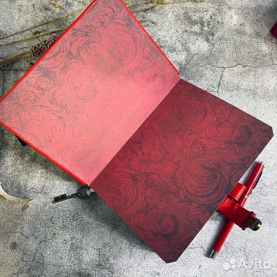 Люкс: Ярко-красный ежедневник Люкс в твердой обложке - яркий и стильный акцент в вашем образе