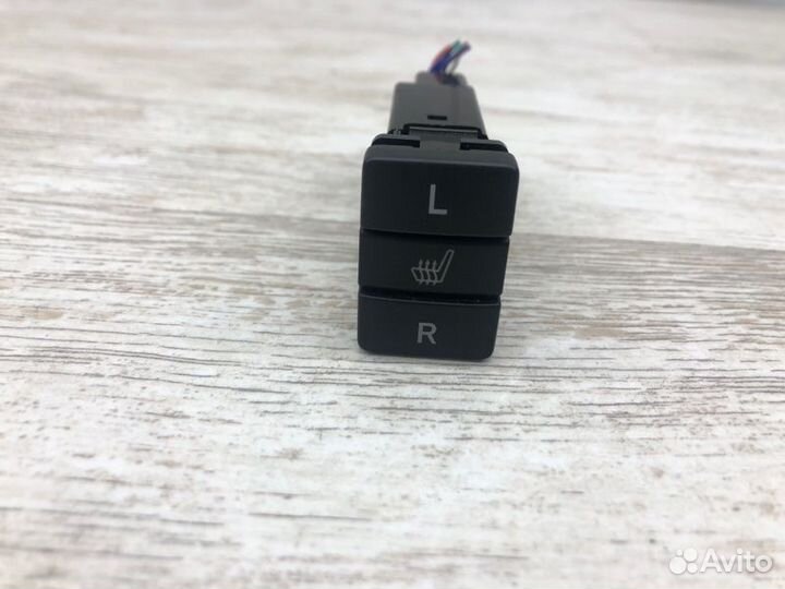 Кнопка обогрева сидений Toyota Yaris Hibrid