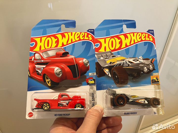 Hot Wheels '40 Ford Pickup и Blade Raider