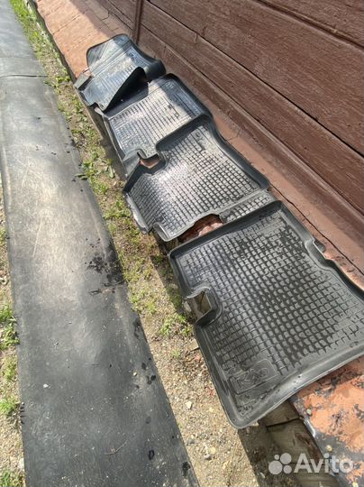 Автомобильные коврики резиновые