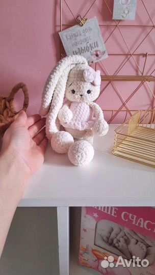 Вязаный зайка ручной работы