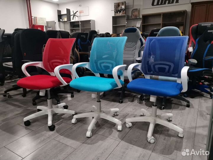 Компьютерные кресла новые в белом пластике