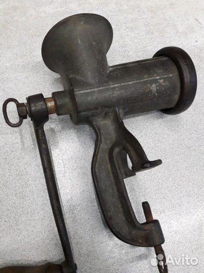 Старинная мясорубка. Ручная. Американская. Рабочая