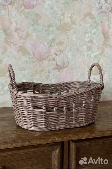 Корзина из лозы с двумя ручками