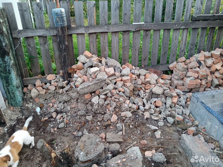 Кирпич битый разный, куски кирпича