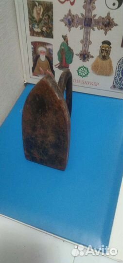 Старый утюг маленький, тяжёлый