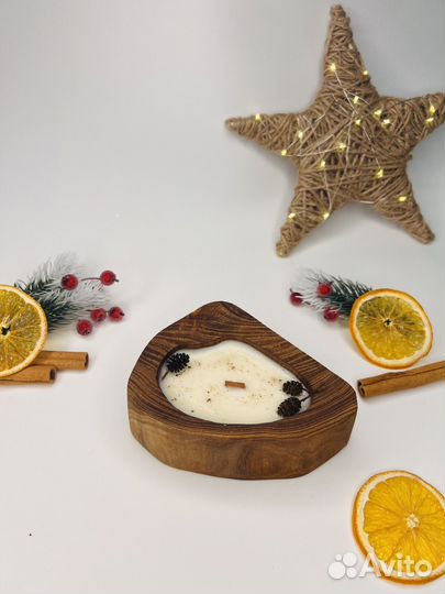 Ароматическая свеча в деревянном подсвечнике