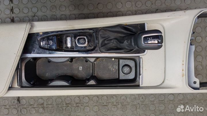 Консоль салона Volvo S60 2018, 2020