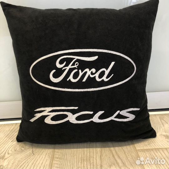 Подушка с вышивкой в автомобиль с логотипом