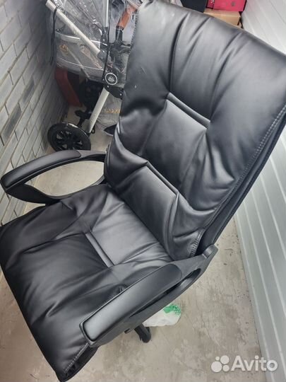 Офисное кожаное кресло