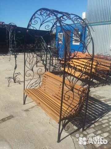 Скамейка с крышей