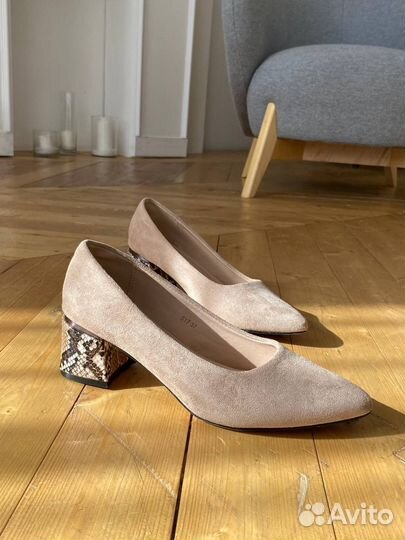 Туфли с каблуком под змею