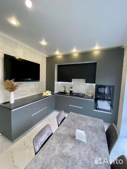 Кухня на заказ под потолок