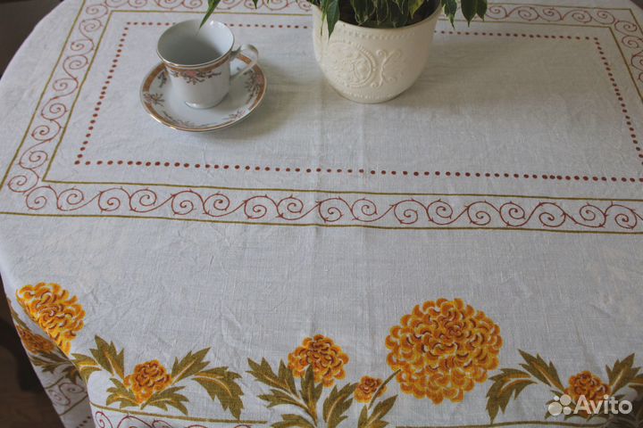 Льняная винтажная скатерть с цветами. 117х152 см