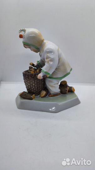 Статуэтка Мальчик с корзиной дров