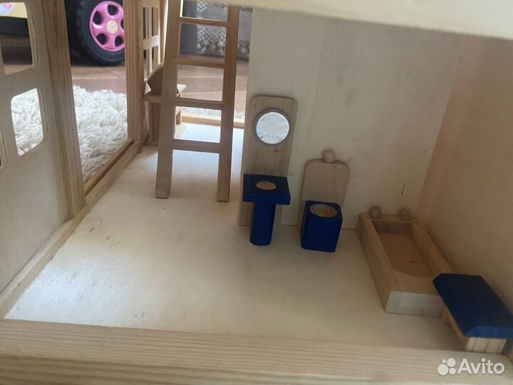 Домик деревянный с мебелью и куколками