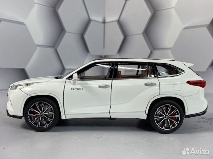 Модель машины Toyota Highlander Hyb Белая 1:24