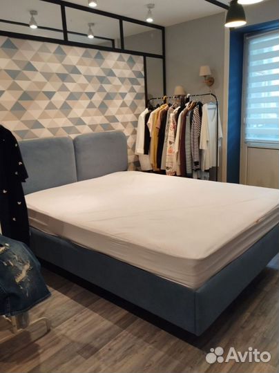 Парящая кровать на металлокаркасе