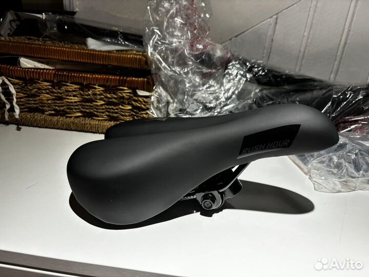 Велозапчасти: руль, седло и грипсы (новые)