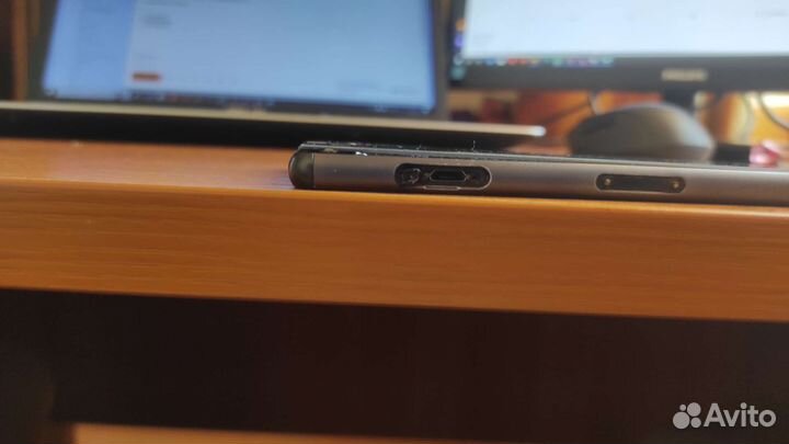 Телефон Sony xperia d6603