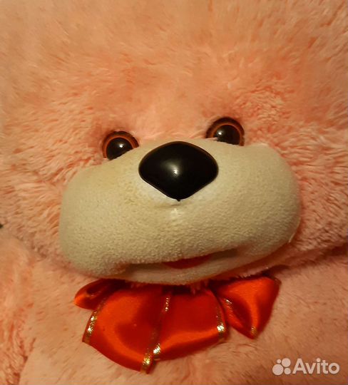 Большой розовый плюшевый медведь