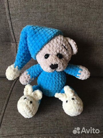 Вязаный мишка в пижаме