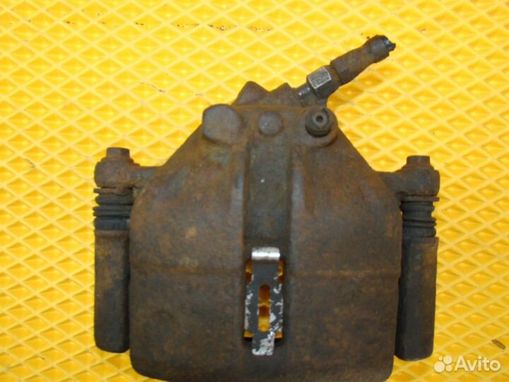 Суппорт передний правый Volvo 940 Вольво 740