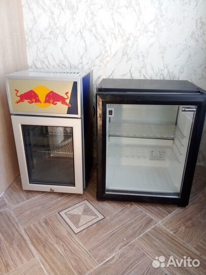Два маленьких настольных холодильника-витрины