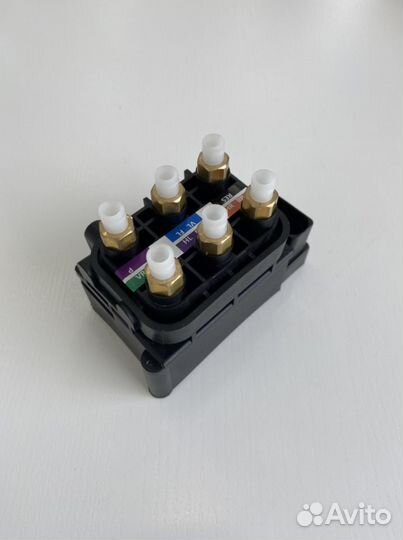 Блок клапанов пневмоподвески Audi Touareg Porsche