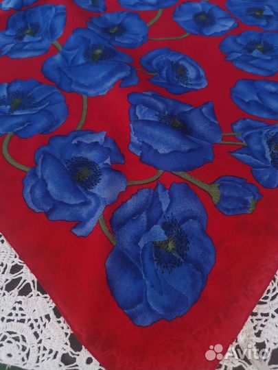 Синии маки на красном фоне платок