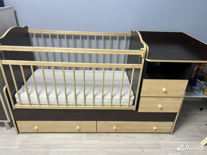 Кровать детская с пеленальным столиком