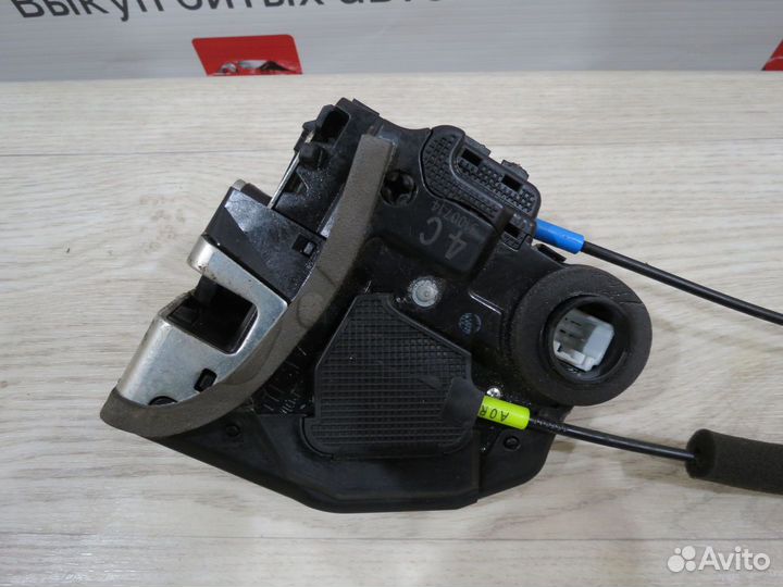 Замок двери задний правый Toyota Camry 50