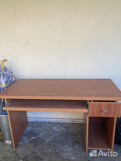 Офисный стол под компьютер