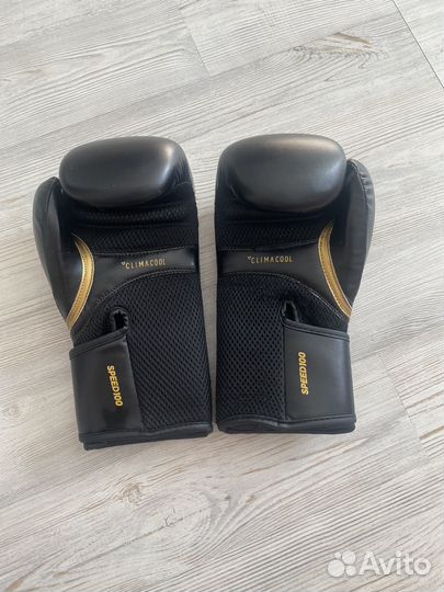 Боксерские перчатки adidas