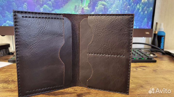 Кожаная обложка на паспорт ручной работы