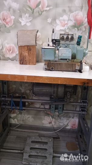 Промышленная машинка-оверлок