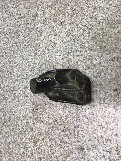 Кронштейн двс прав. Hyundai Solaris