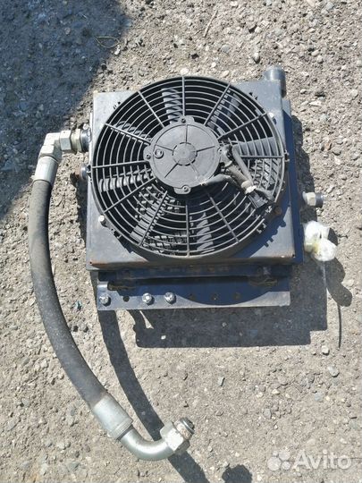 Радиатор охлаждения гидросистемы с вентилятором