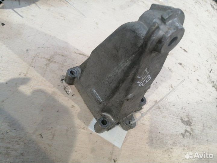 Кронштейн двигателя правый Mercedes Benz C200 W204