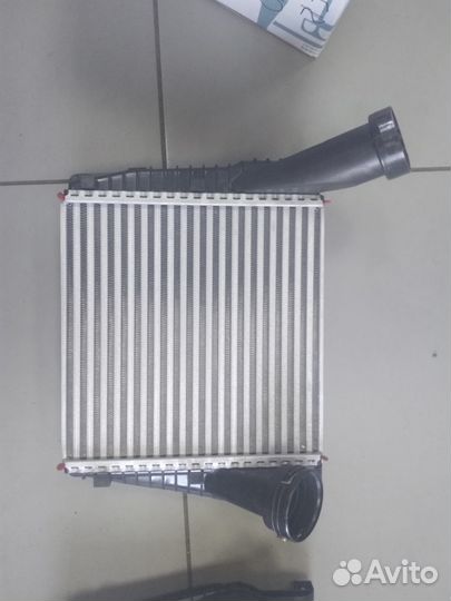 Audi Q7 06- VW touareg интеркулер правый