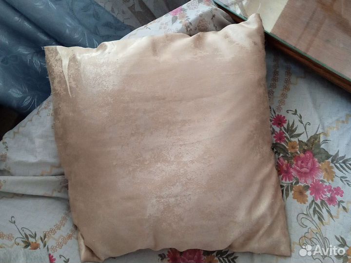 Подушка- думка, б/у, размер 43*43 см
