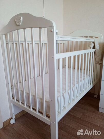 Детская кроватка с маятником
