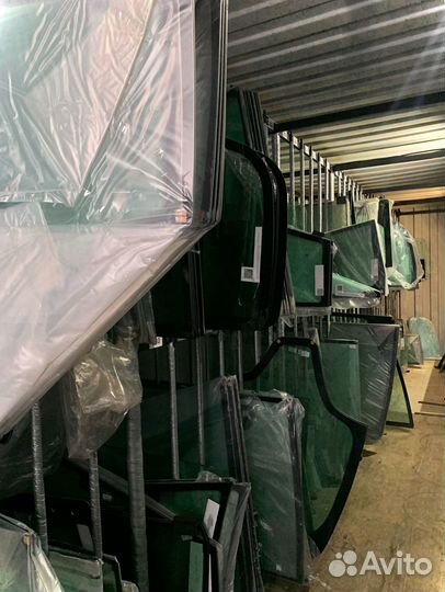 Стекло правое Экскаватор-погрузчик Komatsu WB93R-5