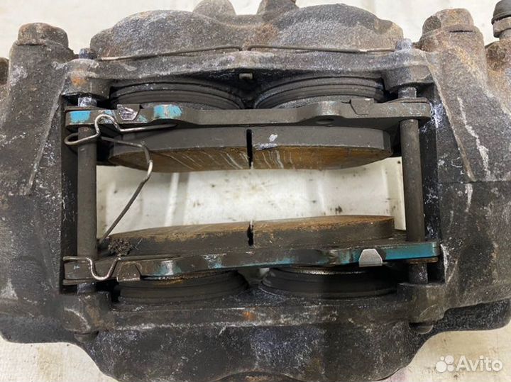 Суппорт передний правый Toyota Land Cruiser Prado