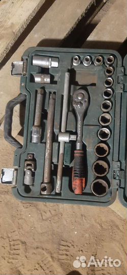 Набор инструментов для авто в чемодане