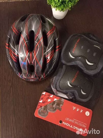 Велошлем и набор защиты из 3-х предметов
