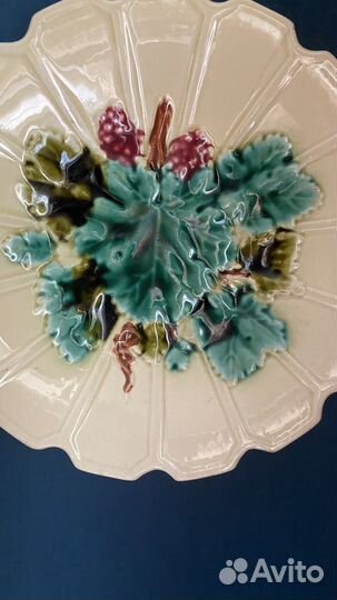 Антикварная майолика тарелка виноград