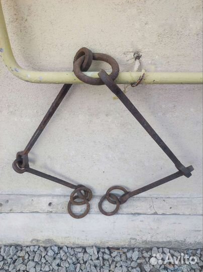 Старинный кованый элемент запчасть телеги кованина