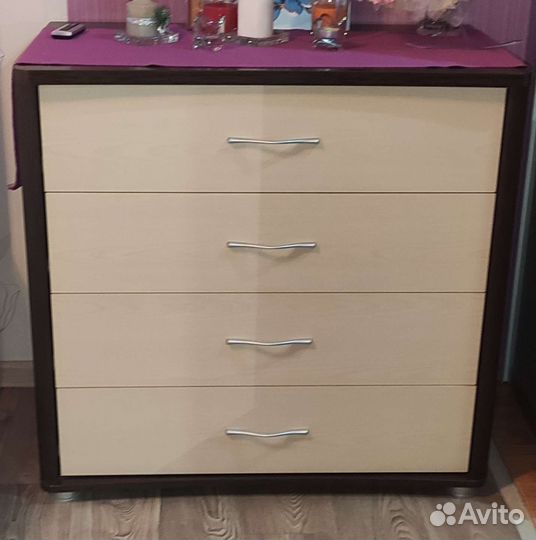 Комод. Люстра